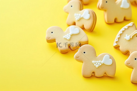 黄色背景中可爱的小象糖果饼干