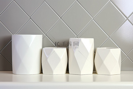 陶瓷容器背景图片_架子上的三个白色陶瓷容器