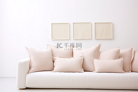 有有有背景图片_白色房间里有两个枕头的白色沙发照片