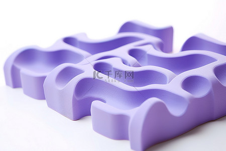 白色表面上的两块紫色塑料泡沫片
