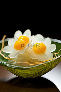 一个碗背景图片_一个碗，里面装满了带有橙色花瓣的白鸡蛋
