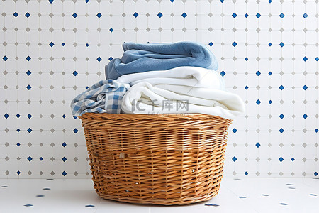 毛巾白色背景图片_白色地板上的洗衣篮堆