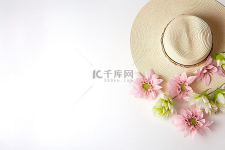 粉红色帽子背景图片_白色背景的草帽，上面有粉红色的花朵，上面写着“柳树”