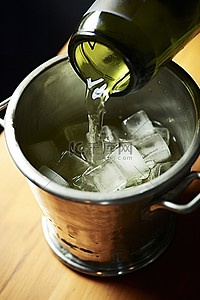 一瓶酒背景图片_一瓶酒放在冰桶顶部