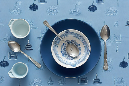 一个蓝色的盘子，上面有银勺子和蓝色的碗