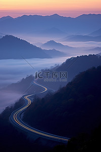 一条高速公路在有雾的背景的山中行驶