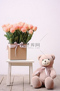 一只粉红色的泰迪熊坐在鲜花旁的椅子上