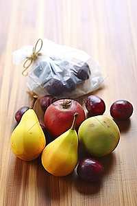 木板上塑料袋里的水果