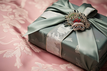 灰色装饰品背景图片_优雅的灰色礼品包装，顶部有蝴蝶结