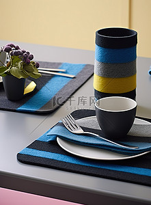 竹编餐垫背景图片_灰色羊毛毡餐垫 3 件套黑色和蓝色餐垫