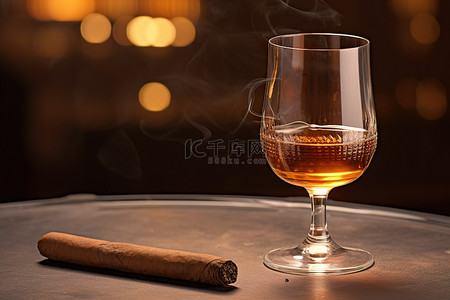 雪茄洋酒背景图片_一个玻璃杯，里面有一个瓶子和一支雪茄