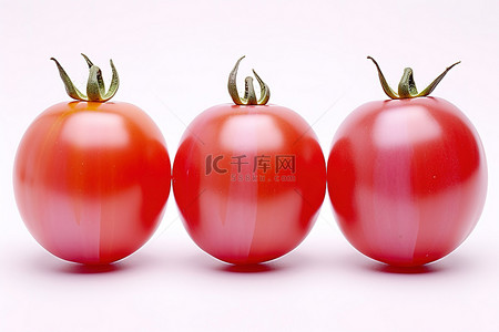ginjanni 的红番茄与白色背景隔离