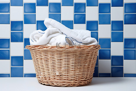蓝色和白色瓷砖墙上装满亚麻布的篮子