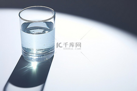 一杯水，白色表面上有水