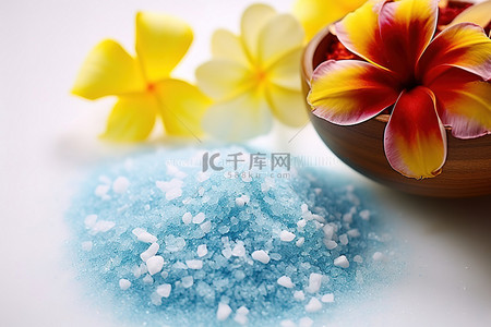 浴背景图片_水疗中心混合白色和蓝色的盐和红色的花朵
