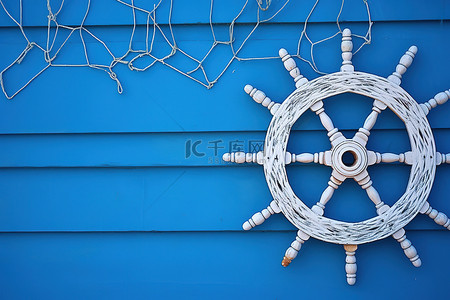 蓝色墙壁上的尤瓦尔纳yuvarna，有船轮