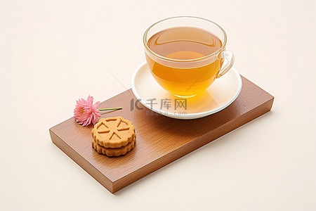 凉茶火锅背景图片_凉茶，杯子里有一块姜和一些饼干，白色表面