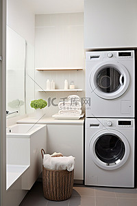 小房间里有白色的洗衣机和烘干机