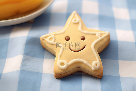 一个甜蜜的星星饼干，上面有幸福的脸