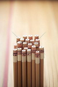 木质铅笔背景图片_一组铅笔排列在木质表面的桌子中间