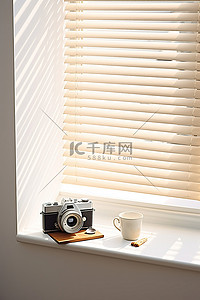 小窗台上的白色百叶窗旁边有一台老式相机