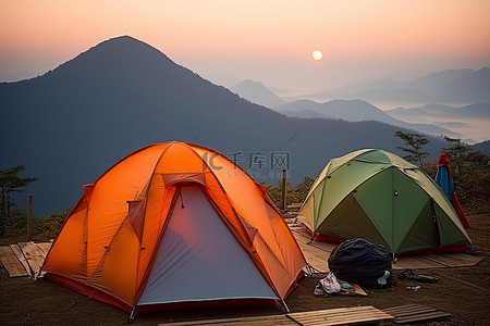 高铁铁背景图片_山上的帐篷