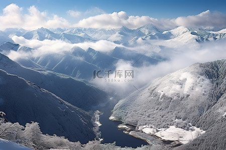 长江三峡地区背景图片_长江上有很多雪，有很多云