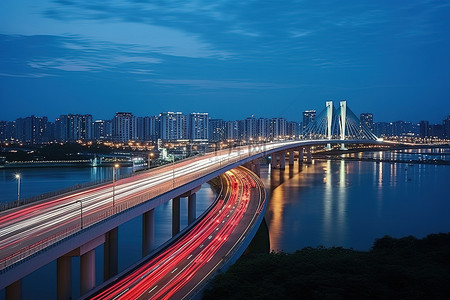 夜间交通在城市桥梁上移动