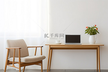 房间内背景图片_房间内配有木椅花瓶和笔记本电脑桌的简单书桌