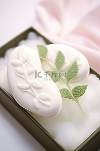 卫生用品背景图片_盒子里的白色肥皂和叶子