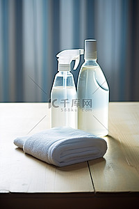 清洁剂背景图片_木桌上的白色清洁剂和一瓶清洁油