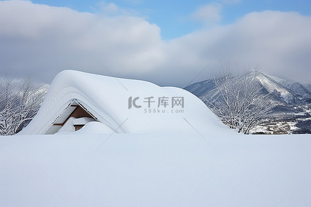 雪上上的脚印背景图片_雪上的房子靠近积雪的山照片 3