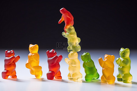 软糖小熊背景图片_小熊软糖和一个人站在半空中