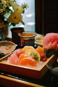 带有传统 ikane 的生鱼片和寿司