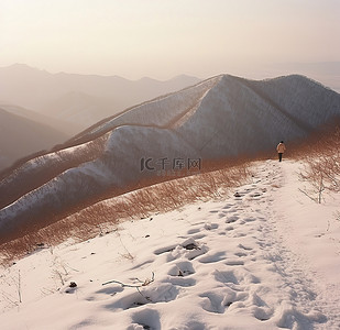 爬坡道背景图片_一位年轻女子正在爬上积雪覆盖的小山