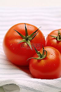 圣女果番茄背景图片_番茄坐在白毛巾上