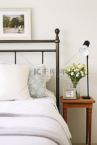 白色的床上用品以及床上和床头柜上的照片