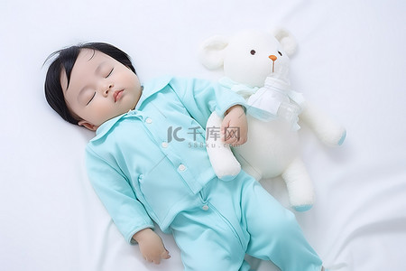睡觉的枕头背景图片_婴儿睡在娃娃上的白色背景