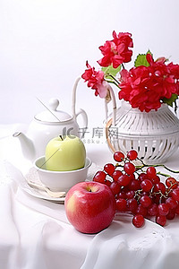 红苹果和葡萄，白桌布上有鲜花和喷壶