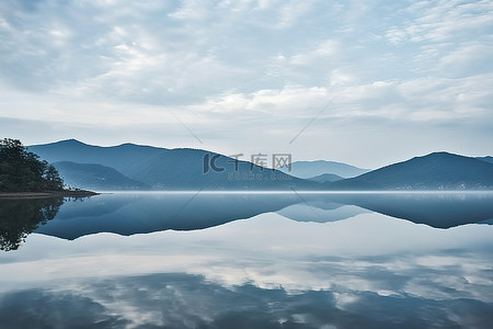 湖光山色背景图片_中国的湖光山色