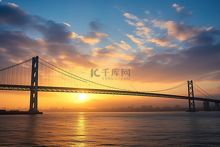 海湾旅游背景图片_海湾大桥悬挂在海洋水域之上
