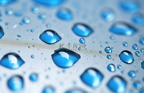 表面的水滴呈现蓝色和白色