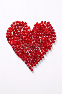珠子背景图片_红色珠子的心形显示在白色表面上