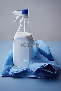 卫生用品背景图片_装有白色清洁液的瓶子和布