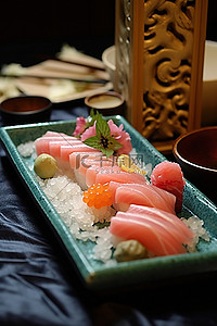 食品放桌上背景图片_木桌上放着一大盘寿司