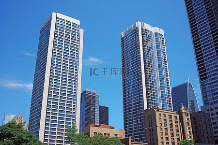 蔚蓝天空背景图片_天空蔚蓝的城市中的两座高楼