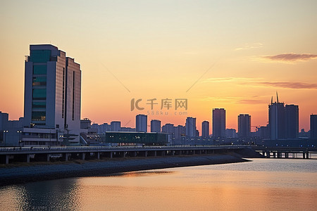 落山的太阳背景图片_韩国海港首尔 SD 的太阳落山