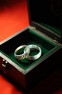 两个戒指坐落在一个装满古董的旧盒子里