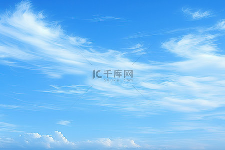 云朵之上背景图片_云朵位于海洋天空之上
