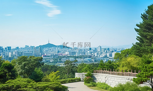 王仁背景图片_一张俯瞰城市的照片，背景中有很多绿色植物